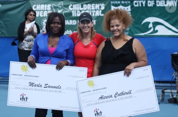 Chris Evert et deux bénéficiaires du Chris Evert/Raymond James Pro-Celebrity Tennis Classic à Delray Beach en Floride le 27 octobre 2012