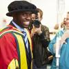 Fabrice Muamba remercie les médecins qui lui ont sauvé la vie après avoir été fait membre honorifique de l'université de Bolton en l'honneur de ces derniers, le 12 juillet 2012 à Bolton