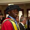Fabrice Muamba remercie les médecins qui lui ont sauvé la vie après avoir été fait membre honorifique de l'université de Bolton en l'honneur de ces derniers, le 12 juillet 2012 à Bolton