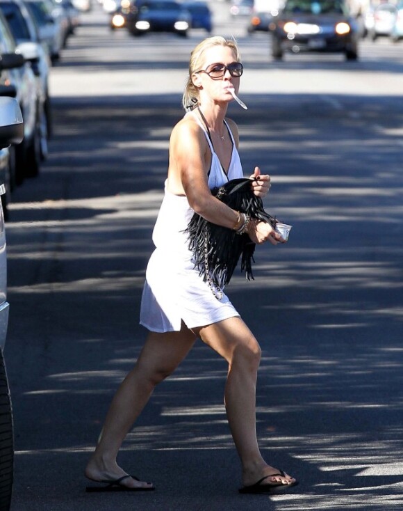 La comédienne Jennie Garth se promène dans les rues de Sherman Oaks, le 29 octobre 2012.