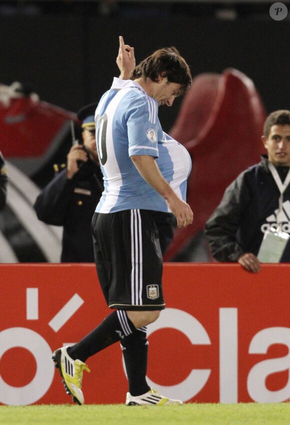 Lionel Messi célèbre un but en plaçant le ballon sous son maillot, dédicaçant ainsi sa réalisation à sa compagne Antonella enceinte, le 2 juin 2012 à Buenos Aires