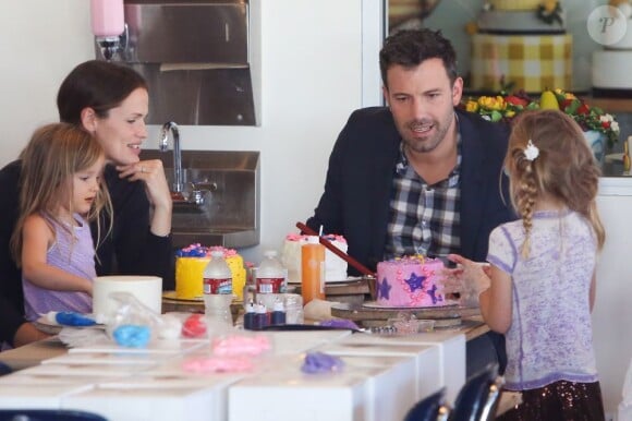 Ben Affleck avec sa femme Jennifer Garner et leurs filles, Violet et Seraphina, le 28 octobre 2012 à Los Angeles