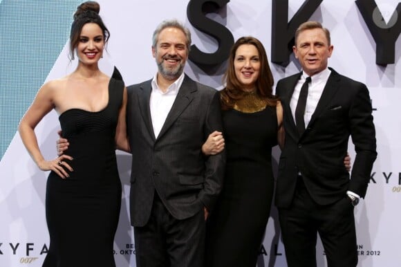 Bérénice Marlohe, Sam Mendes, Barbara Broccoli et Daniel Craig lors de l'avant-première de Skyfall à Berlin le 30 octobre 2012