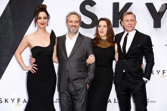 Bérénice Marlohe, Sam Mendes, Barbara Broccoli et Daniel Craig lors de l'avant-première de Skyfall à Berlin le 30 octobre 2012