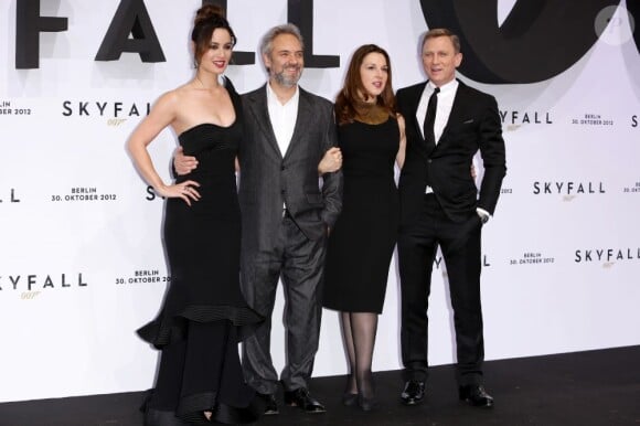 Bérénice Marlohe, Sam Mendes, Barbara Broccoli et Daniel Craig lors de l'avant-première de Skyfall à Berlin le 30 octobre 2012