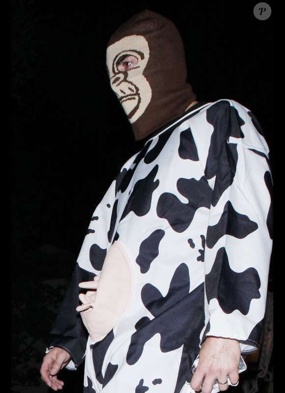Sacha Baron Cohen déguisé en singe-vache se rend à une soirée Halloween, à Beverly Hills, le 29 octobre 2012