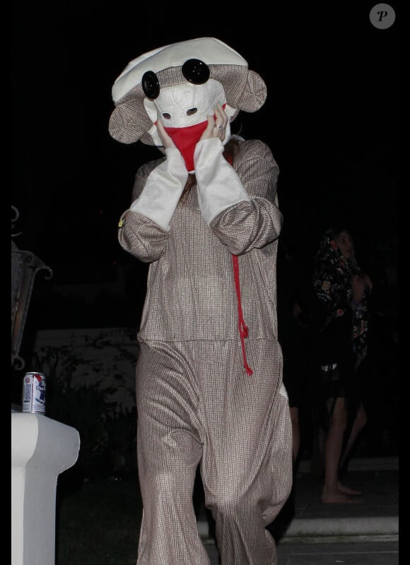 Isla Fisher très bien déguisée se rend à une soirée Halloween, à Beverly Hills, le 29 octobre 2012