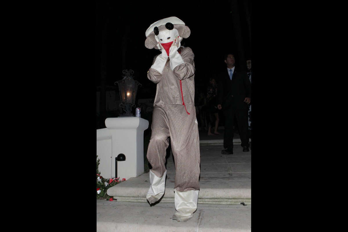 Photo : Isla Fisher déguisée en singe se rend à une soirée Halloween, à ...