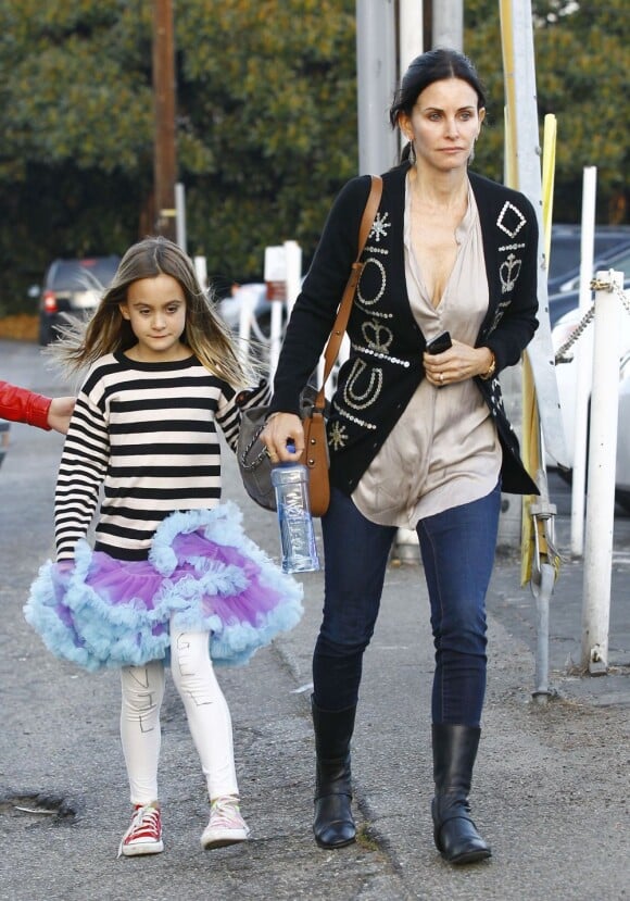 Courteney Cox et sa fille Coco dans Brentwood, Los Angeles, le 31 octobre 2012.