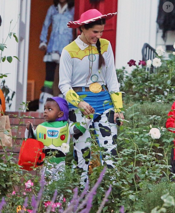 Sandra Bullock heureuse avec son fils Louis pour Halloween dans le quartier de Toluca Lake, Los Angeles, le 31 octobre 2012.