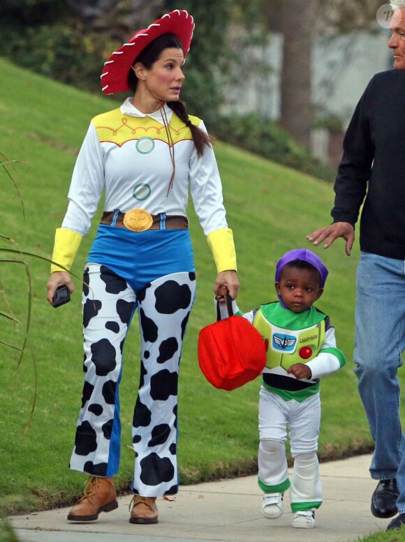 Sandra Bullock et son fils Louis à la chasse aux bonbons dans le quartier de Toluca Lake, Los Angeles, le 31 octobre 2012.