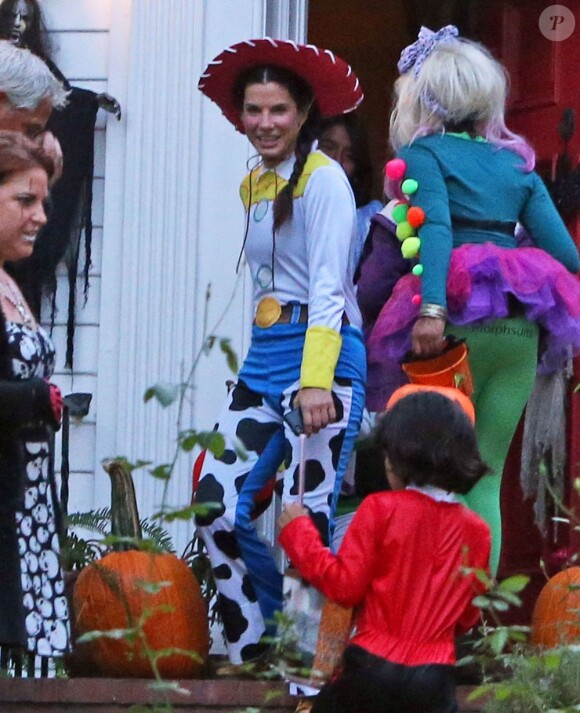 Sandra Bullock et son fils Louis à la chasse aux bonbons dans le quartier de Toluca Lake, Los Angeles, le 31 octobre 2012.