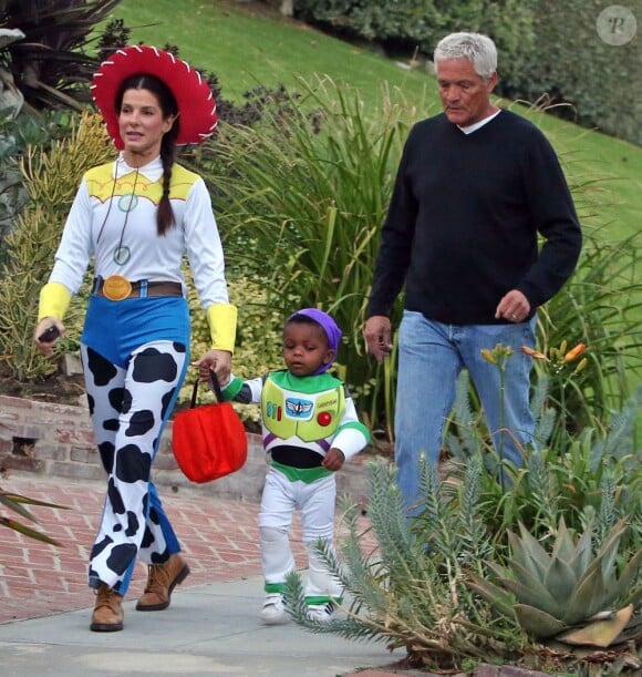 Sandra Bullock et son fils Louis à la chasse aux bonbons dans le quartier de Toluca Lake, Los Angeles, le 31 octobre 2012.