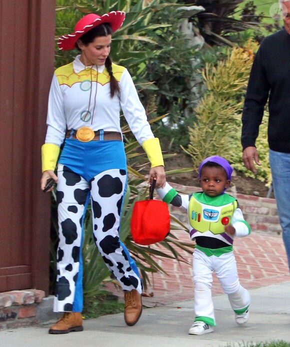 Sandra Bullock et son fils Louis à la chasse aux bonbons dans le quartier de Toluca Lake, Los Angeles, le 31 octobre 2012.