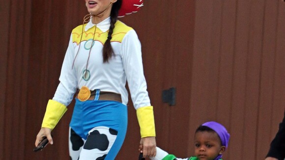 Sandra Bullock : En Buzz L'Eclair, son petit Louis est craquant pour Halloween