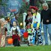 Sandra Bullock et son fils Louis célèbrent dans le quartier de Toluca Lake, Los Angeles, le 31 octobre 2012.