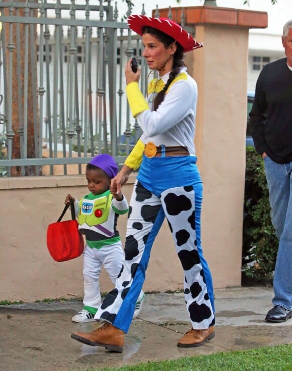 Sandra Bullock et son fils Louis à la chasse aux bonbons dans le quartier de Toluca Lake, Los Angeles, le 31 octobre 2012.