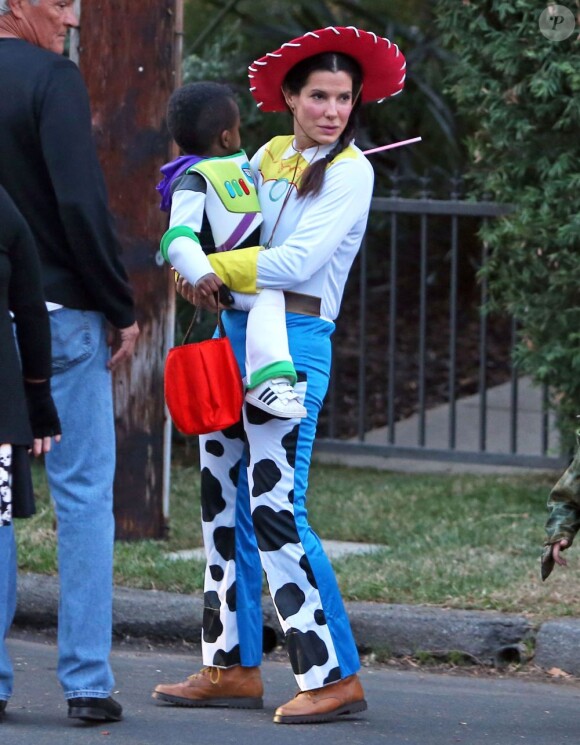 Sandra Bullock et son fils Louis à la chasse aux bonbons dans le quartier de Toluca Lake, Los Angeles, le 31 octobre 2012.