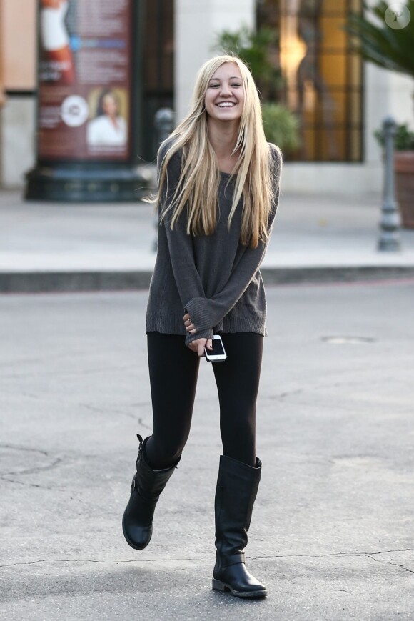 Ava Sambora, fille d'Heather Locklear et du rockeur Richie Sambora, à la sortie d'un cinéma de Calabasas le 31 octobre 2012 après y avoir vu le film Paranormal Activity 4, spécialement pour Halloween.