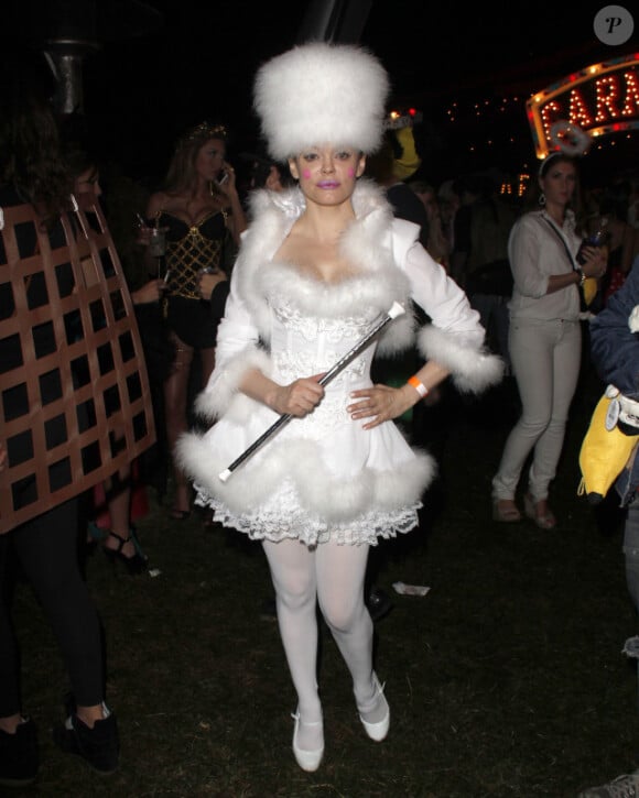 Rose McGowan déguisée en reine des glaces lors de la soirée d'Halloween Hollywood Forever le 31 octobre 2012 à Los Angeles