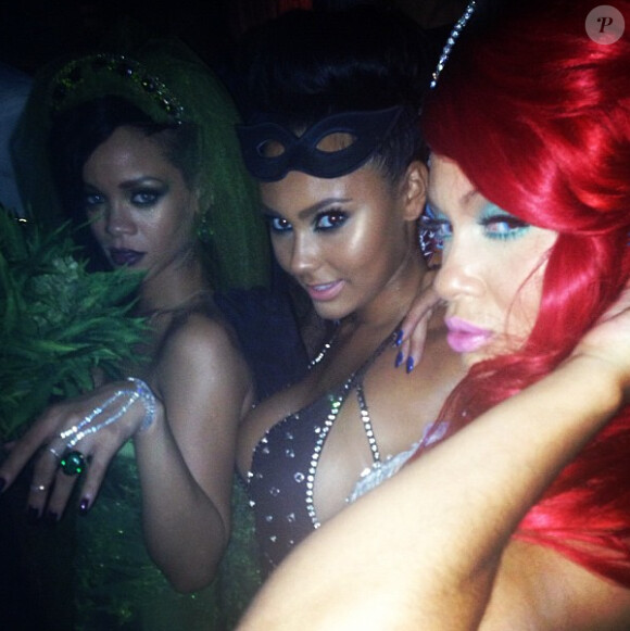 Rihanna déguisée en plante verte, Evelyn Lozada et Shaniece Hairston à la soirée Halloween de Rihanna au Manoir de Greystones à West Hollywood le 31 octobre 2012