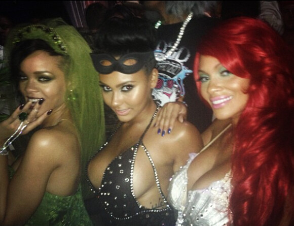 Rihanna, Evelyn Lozada et Shaniece Hairston à la soirée Halloween de Rihanna au Manoir de Greystones à West Hollywood le 31 octobre 2012