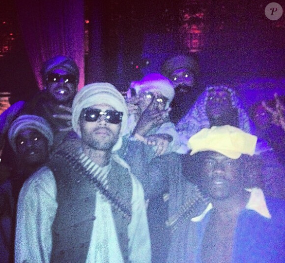 Chris Brown aux côtés de ses amis tous déguisés en talibans lors de la soirée Halloween de Rihanna le 31 octobre 2012 à West Hollywood