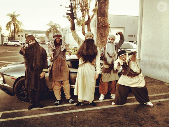 Chris Brown et ses amis tous déguisés en talibans lors d'Halloween le 31 octobre 2012