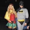 Paris Hilton, déguisée en Robin, au bras de son petit ami River Viiperi, Batman d'un soir, se rendent à la fête d'Halloween de Rihanna au Manoir Greystones à West Hollywood, le 31 octobre 2012