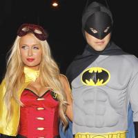 Paris Hilton, acolyte sexy et kitsch de son Batman d'amoureux