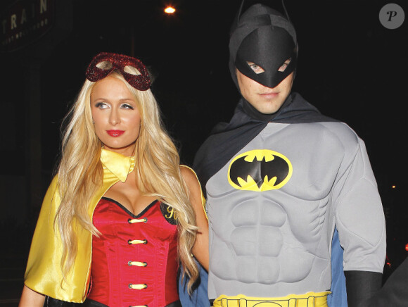 Paris Hilton : diablement sexy en Robin, au bras de son petit ami River Viiperi, Batman d'un soir, se rendent à la fête d'Halloween de Rihanna au Manoir Greystones à West Hollywood, le 31 octobre 2012