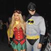 Paris Hilton, déguisée en Robin, au bras de son petit ami River Viiperi, Batman d'un soir, se rendent à la fête d'Halloween de Rihanna au Manoir Greystones à West Hollywood, le 31 octobre 2012