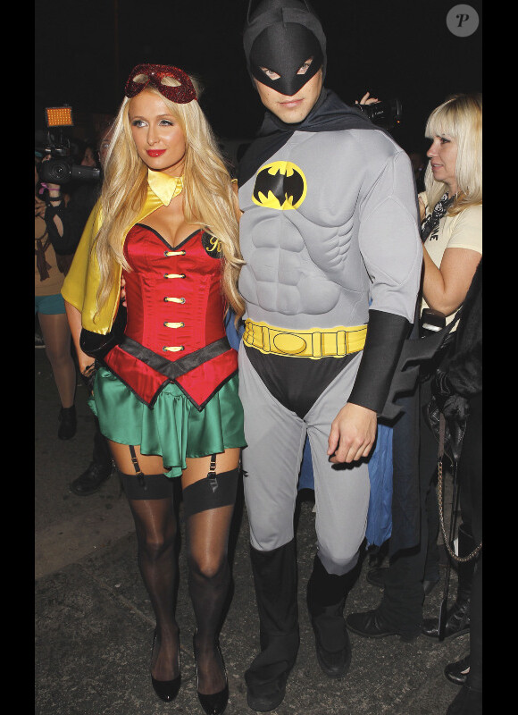 Avec Paris Hilton et River Viiperi, Batman et Robin n'ont qu'à bien se tenir. Les amoureux se rendent à la fête d'Halloween de Rihanna au Manoir Greystones à West Hollywood, le 31 octobre 2012
