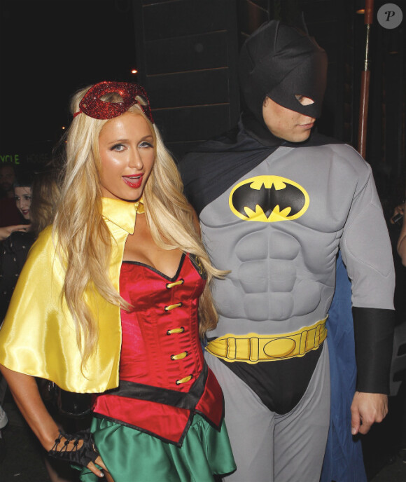 Paris Hilton et River Viiperi : Batman et Robin se rendent à la fête d'Halloween de Rihanna au Manoir Greystones à West Hollywood, le 31 octobre 2012