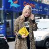 Kate Moss dégaine son manteau léopard pour twister un simple look noir dans les rues de Londres