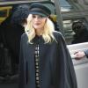 Gwen Stefani dans un total look à carreaux, assagit sa tenue avec un cape noire et une casquette militaire. Un look pointu, comme le bout de ses escarpins. Photo exclusive
