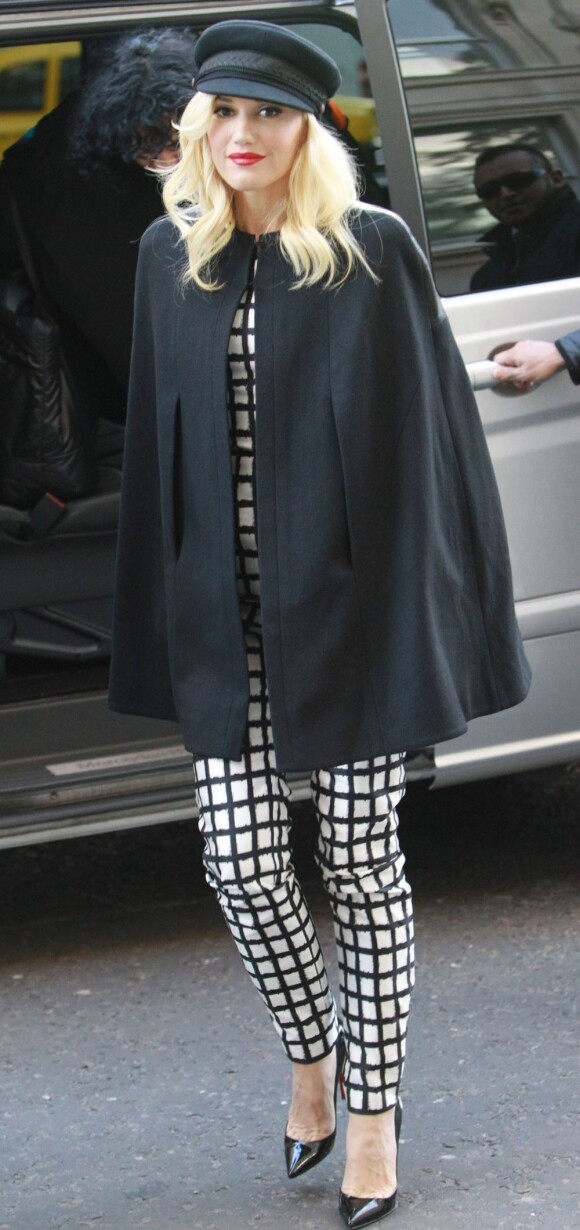 Gwen Stefani dans un total look à carreaux, assagit sa tenue avec un cape noire et une casquette militaire. Un look pointu, comme le bout de ses escarpins. Photo exclusive