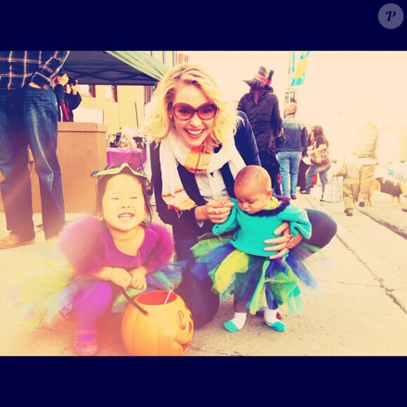 Katherine Heigl fête Halloween avec ses deux filles, Naleigh et Adalaide, à Los Angeles, le 31 octobre 2012.