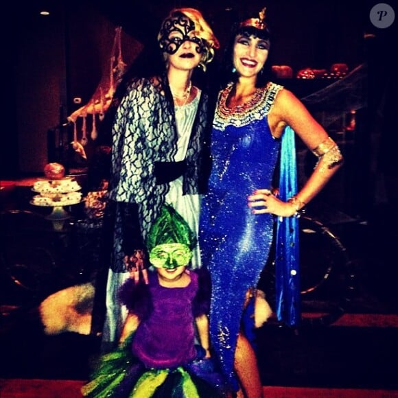 Katherine Heigl fête Halloween avec sa fille Naleigh et une amie, à Los Angeles, le 28 octbore 2012.
