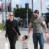 Katherine Heigl et Josh Kelly promènent leur fille aînée Naleigh à Los Angeles, le 11 février2012.
