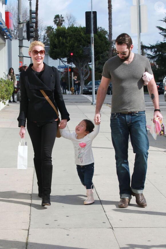 Katherine Heigl et Josh Kelly promènent leur fille aînée Naleigh à Los Angeles, le 11 février2012.