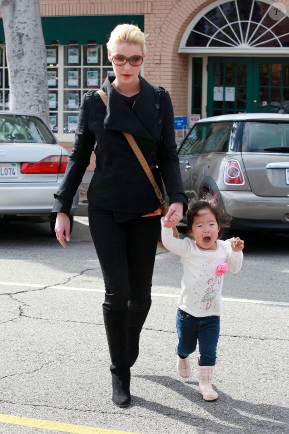 Katherine Heigl et sa fille aînée Naleigh à Los Angeles, le 11 février2012.