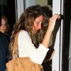 Gisèle Bündchen, enceinte, se cache à la sortie d'un restaurant à Miami, le 3 Novembre 2012, aux côtés de son mari Tom Brady