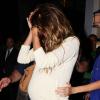 Gisèle Bündchen, enceinte, ne peut plus cacher son superbe ventre rond alors qu'elle sort d'un restaurant de Miami avec son mari Tom Brady, le 3 Novembre 2012