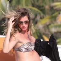 Gisele Bündchen, enceinte, dévoile son petit ventre rond en bikini léopard sexy