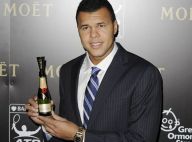 Jo-Wilfried Tsonga: Bouteille en main au côté de Novak Djokovic avant le Masters