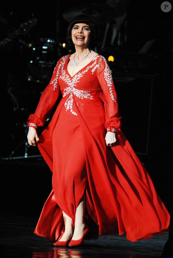 Mireille Mathieu, toute en rouge, en concert exceptionnel au Kremlin à Moscou, le 3 novembre 2012.