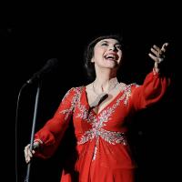 Mireille Mathieu en Russie malgré la polémique : elle chante avec passion