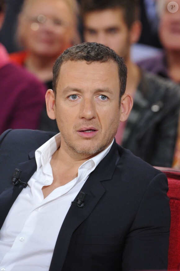 Dany Boon sur le célèbre canapé rouge de l'émission Vivement Dimanche à Paris le 10 octobre 2012.