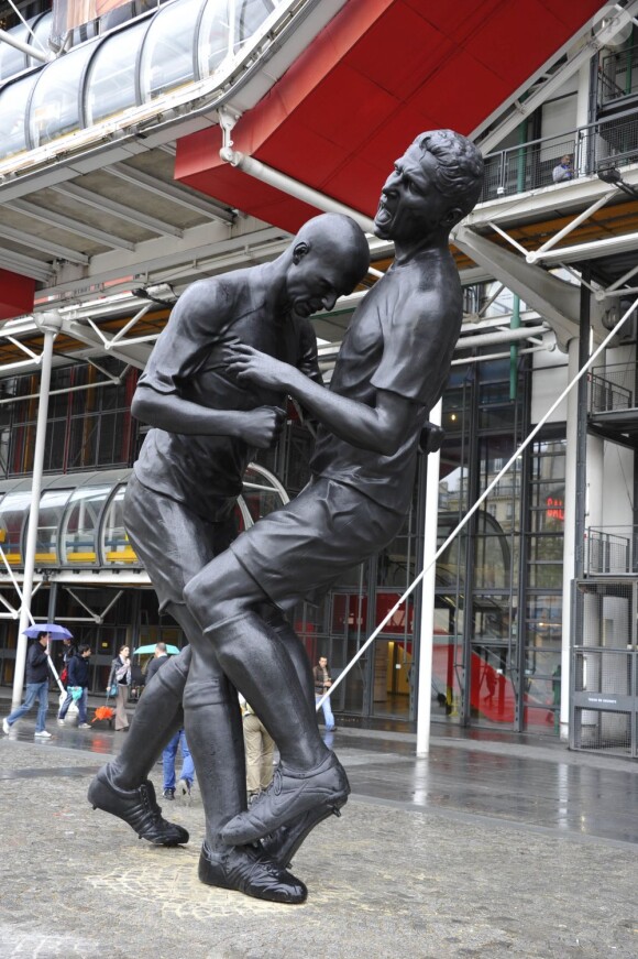 Le coup de boule de Zinédine Zidane sur Marco Materazzi signé Adel Abdessemed est exposé sur le parvis du centre Pompidou à Paris le 27 Septembre 2012